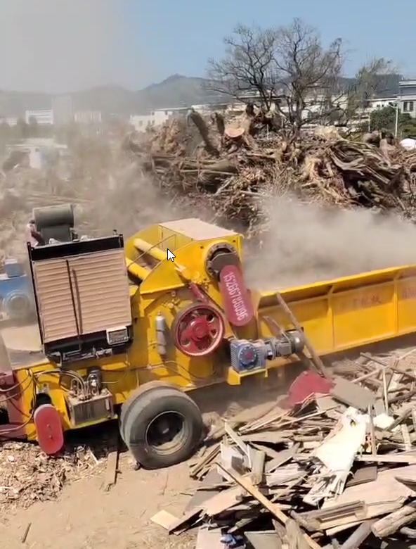 Guangdong Shanwei customer, HY1600-800 comprehensive crusher powder on-site