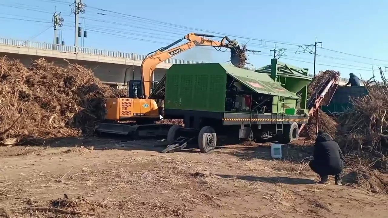 Customer from Cangzhou, Hebei, HY3600 circular tree stump machine powder material site